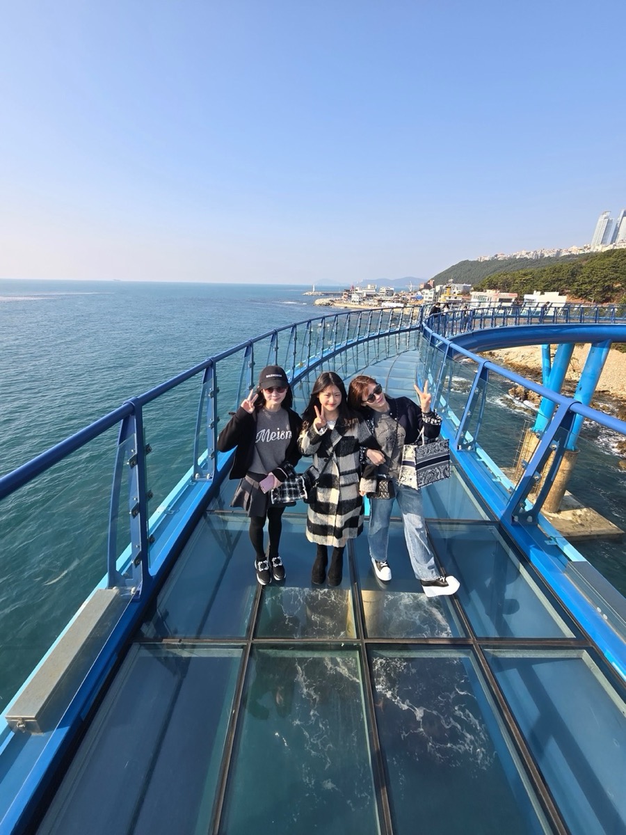 松島スカイウォークではしゃぐ女子旅グループ