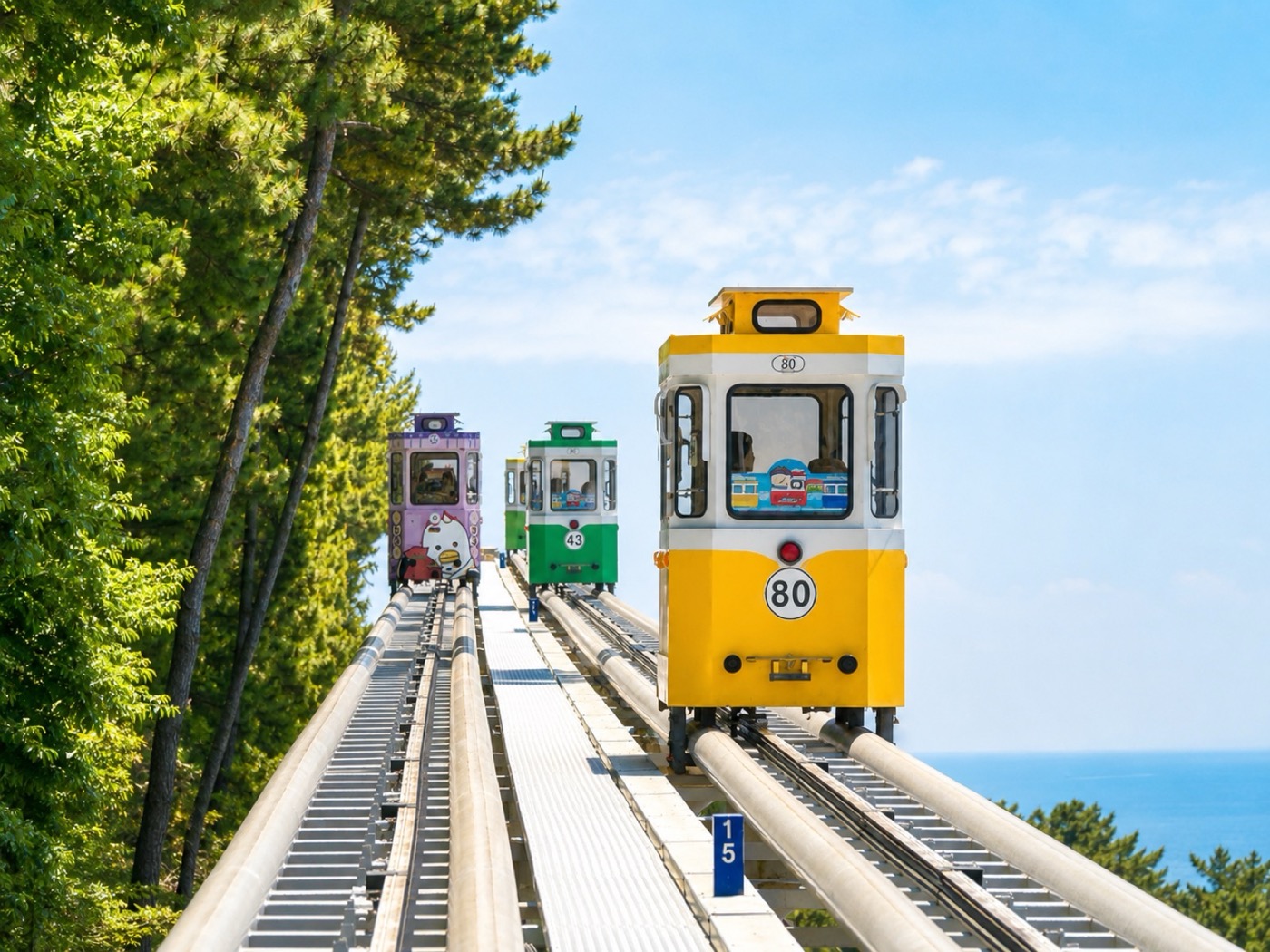 海雲台ブルーラインパークのカラフルな海辺列車