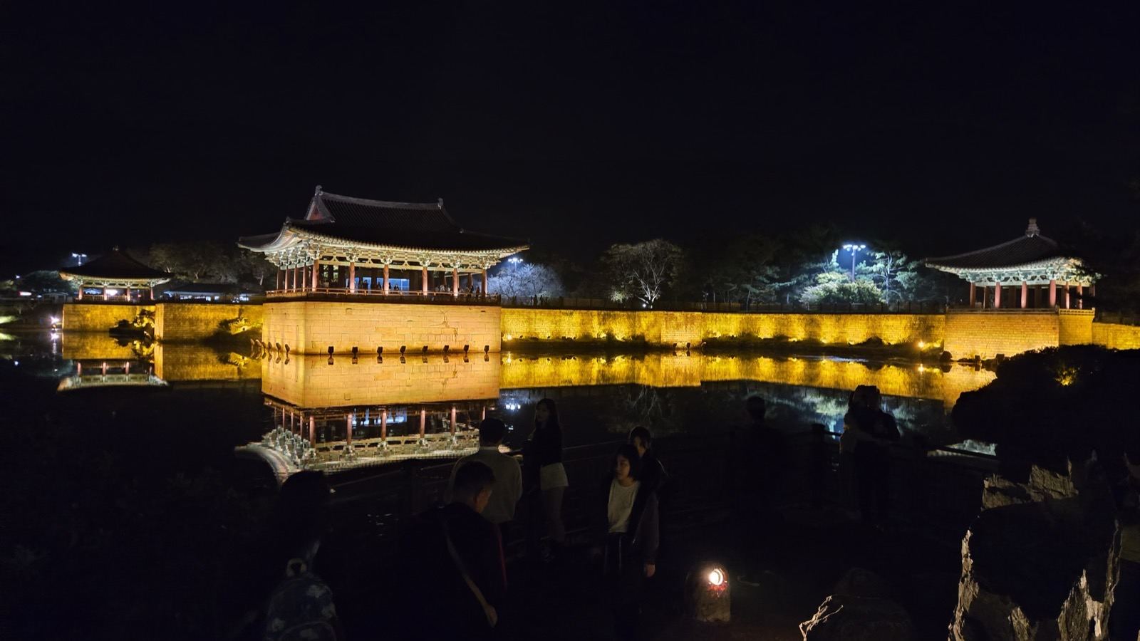 東宮と月池