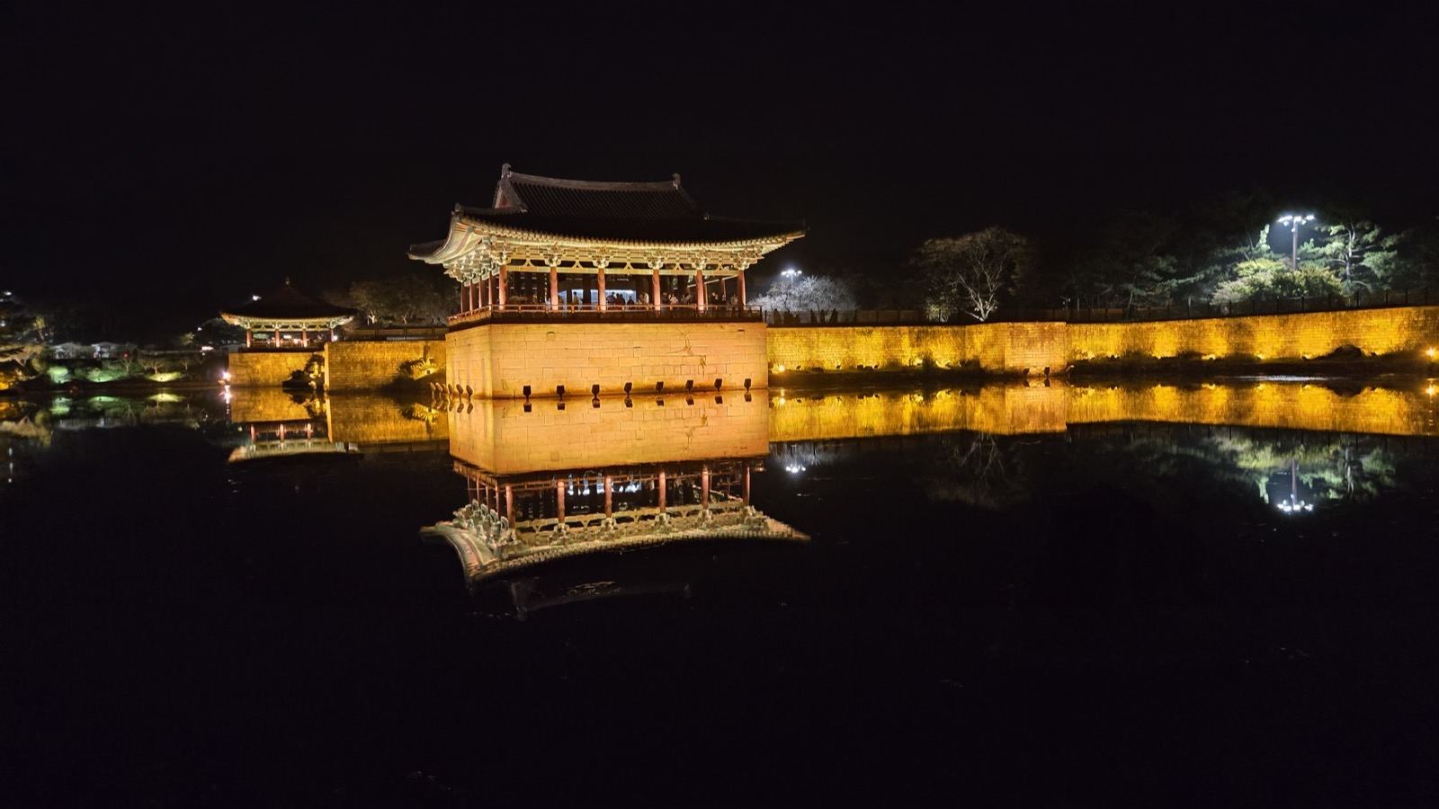東宮と月池